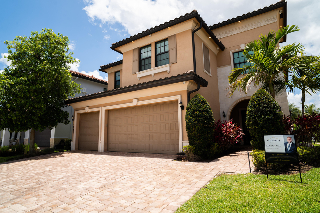 8665 E Baypoint Circle - Photo 0