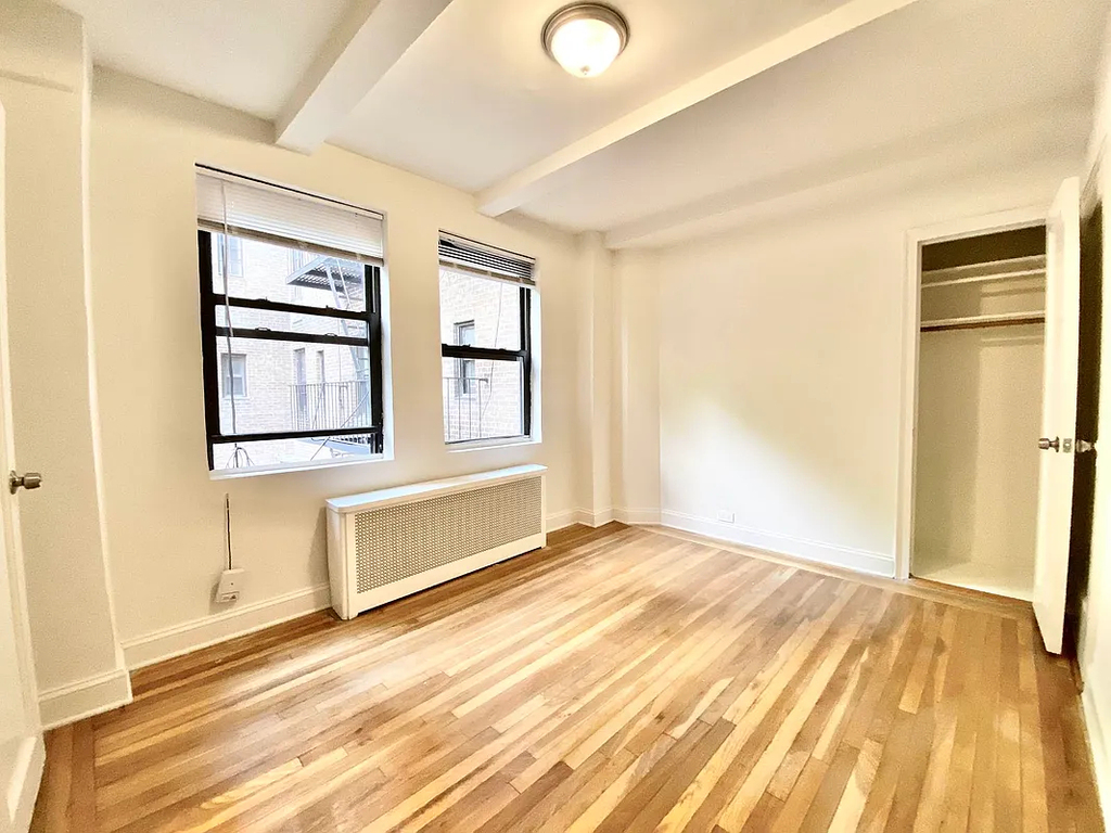 328 East 43rd Street - Photo 4