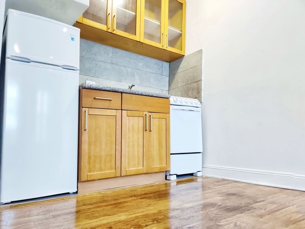 94 3rd Avenue - Photo 3