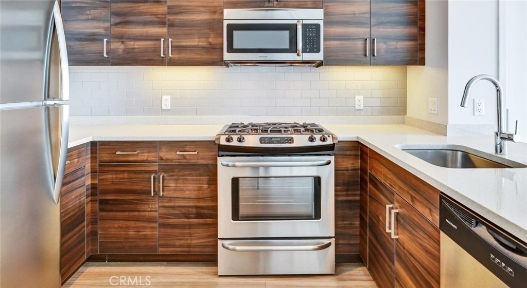 100 Van Ness Avenue - Photo 2
