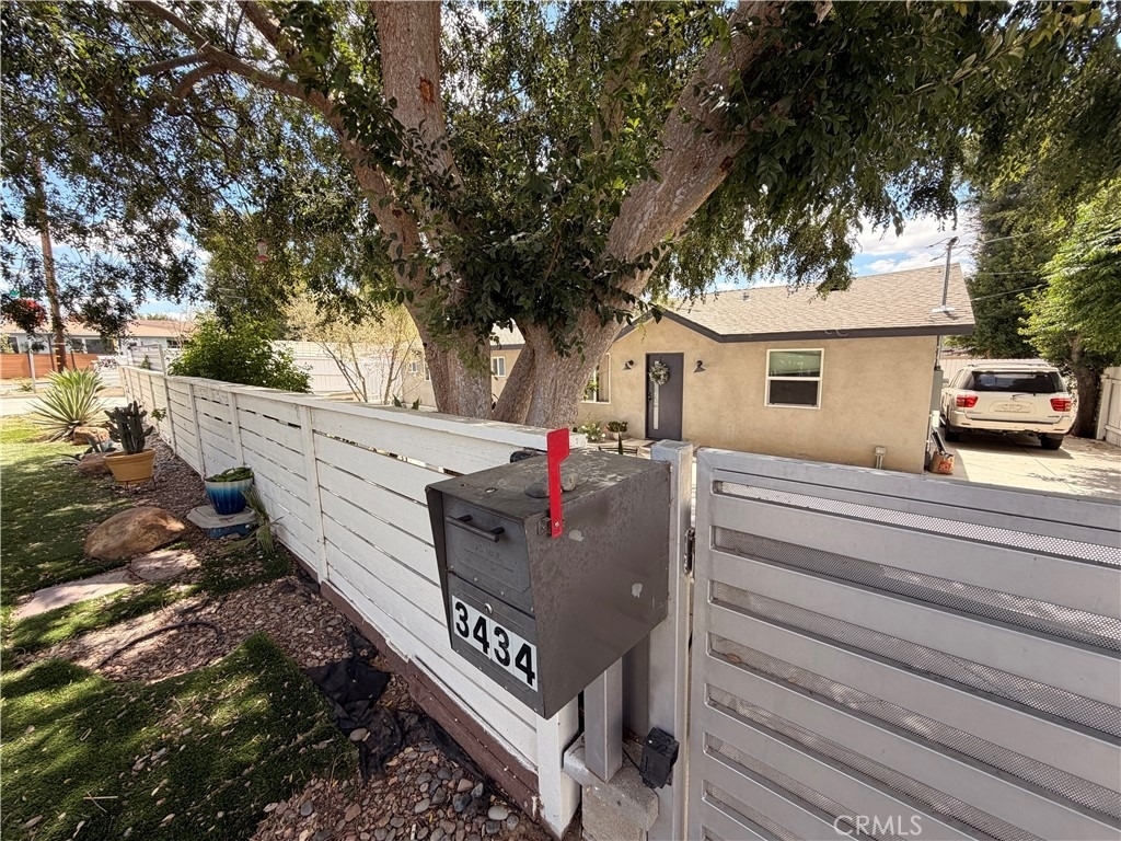 3434 Pontiac - Photo 2