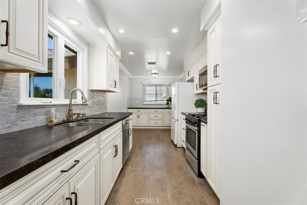 1325 W Ash - Photo 1