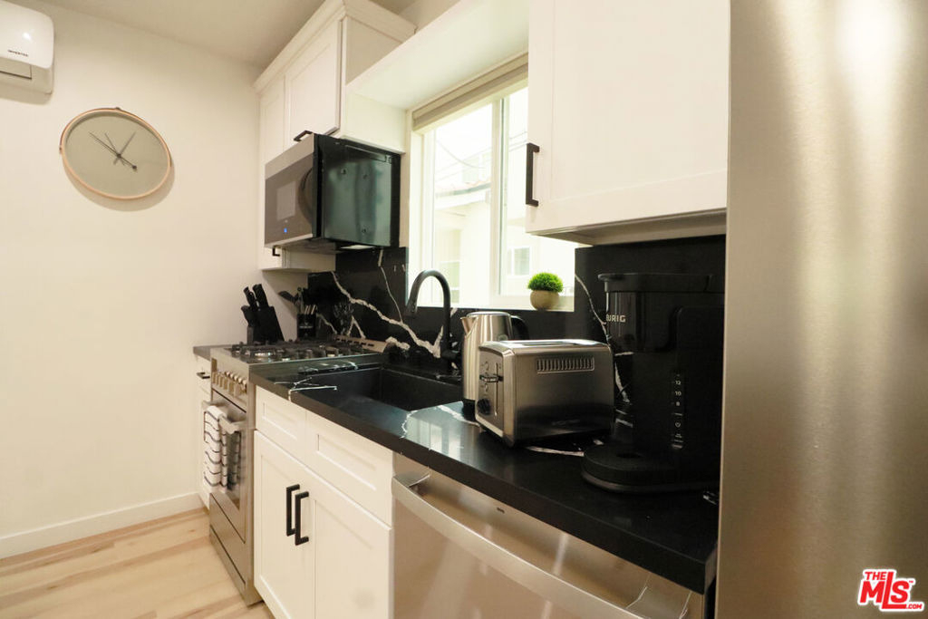 9040 Phyllis Avenue - Photo 4