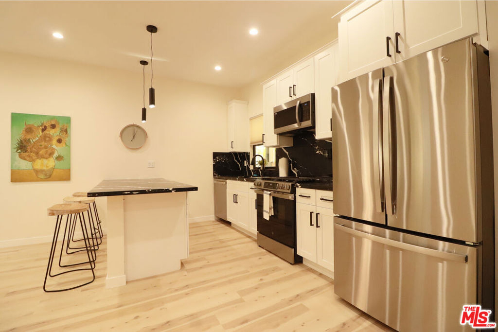 9040 Phyllis Avenue - Photo 4