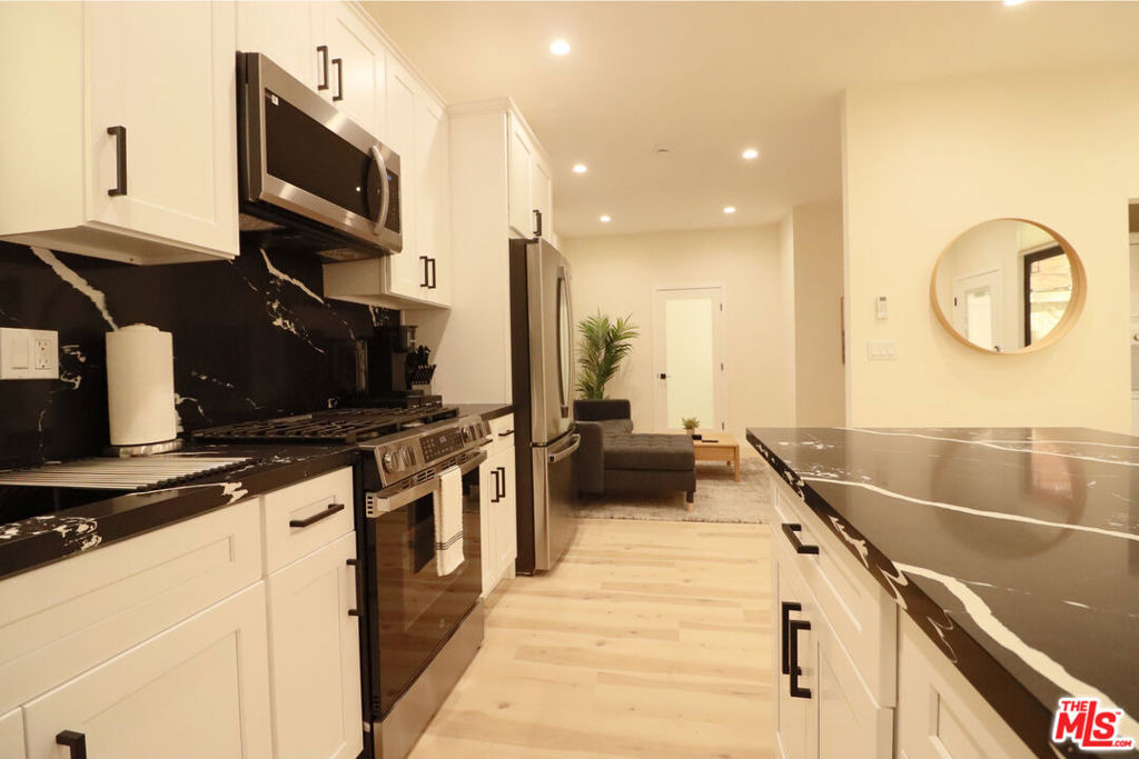 9040 Phyllis Avenue - Photo 7