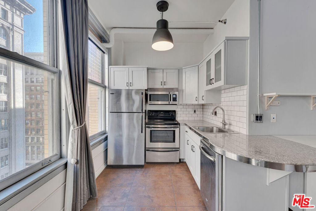 215 W 7th Street - Photo 14