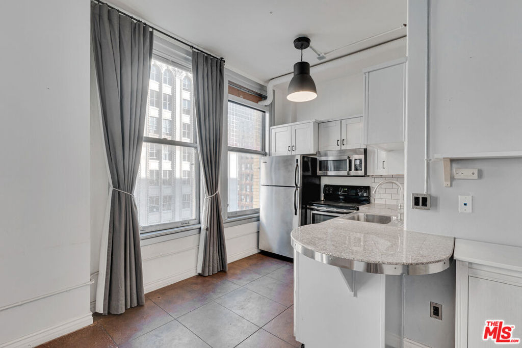 215 W 7th Street - Photo 16