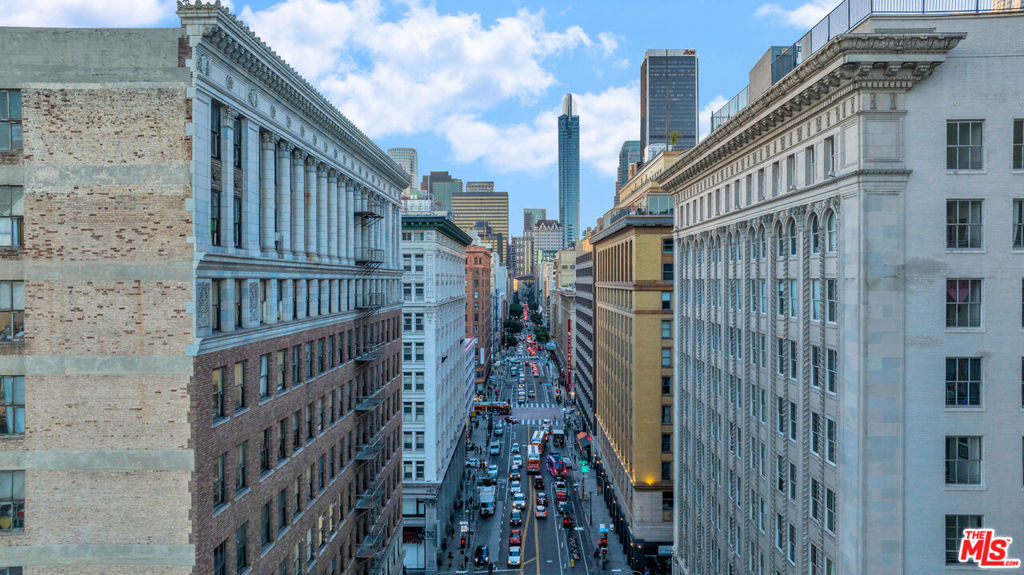 215 W 7th Street - Photo 1