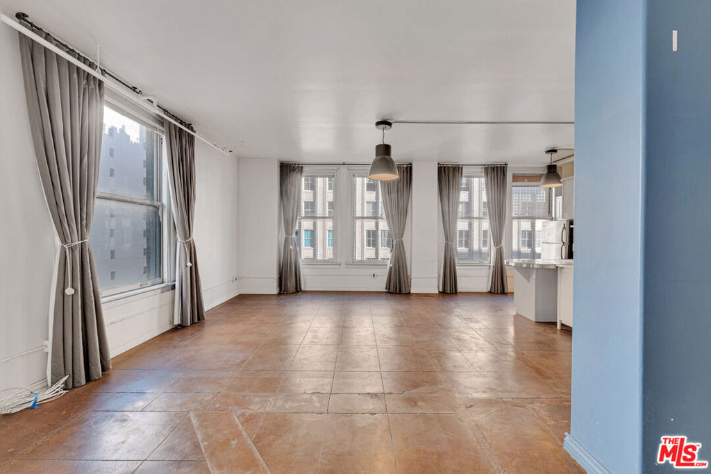 215 W 7th Street - Photo 8