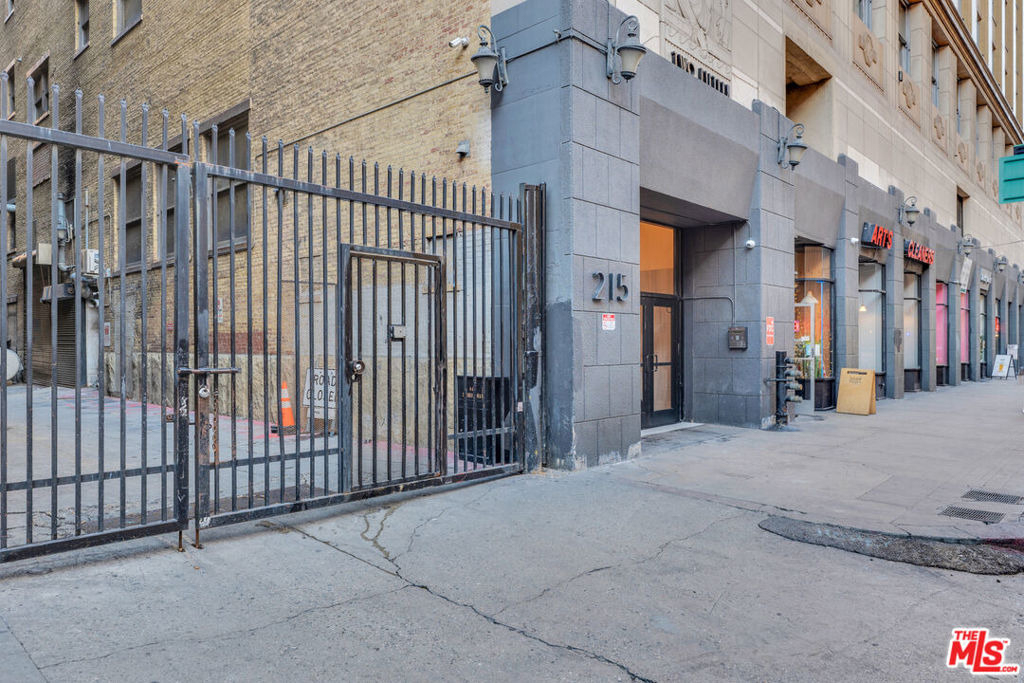 215 W 7th Street - Photo 40