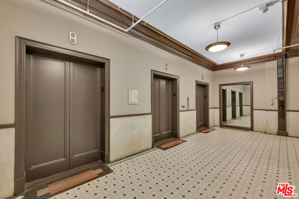215 W 7th Street - Photo 29