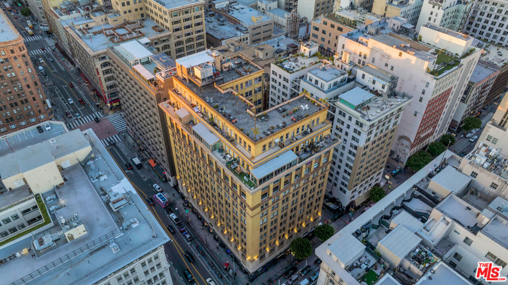 215 W 7th Street - Photo 2