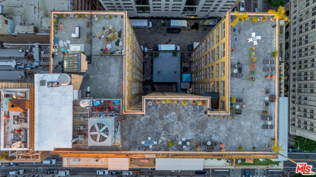 215 W 7th Street - Photo 3