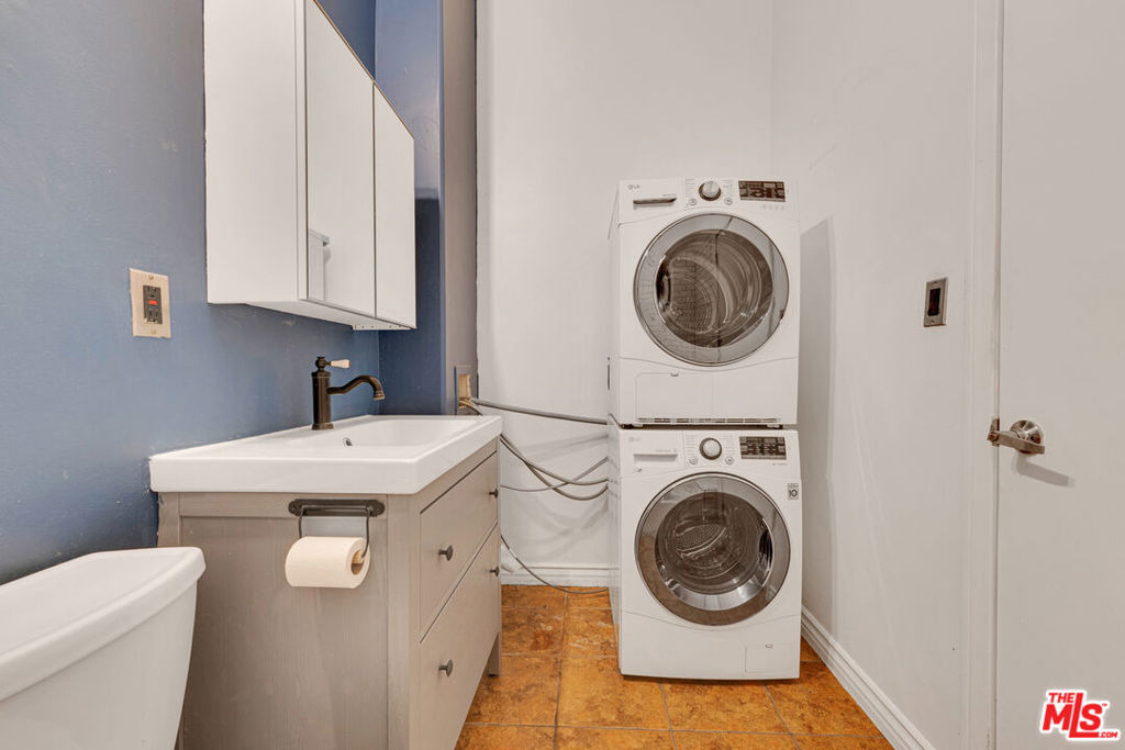 215 W 7th Street - Photo 23