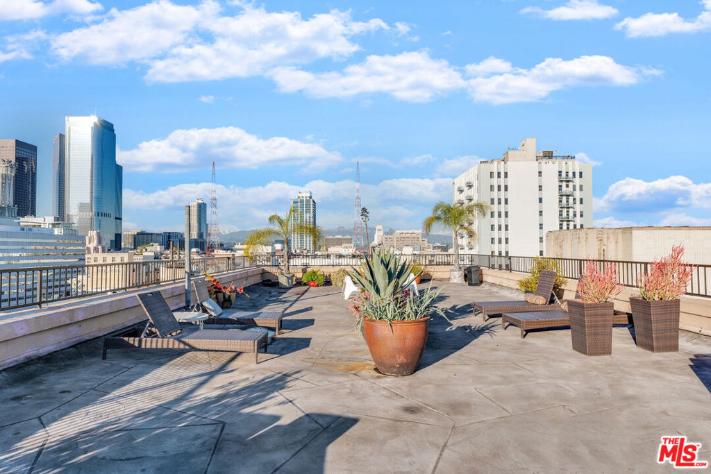 215 W 7th Street - Photo 32