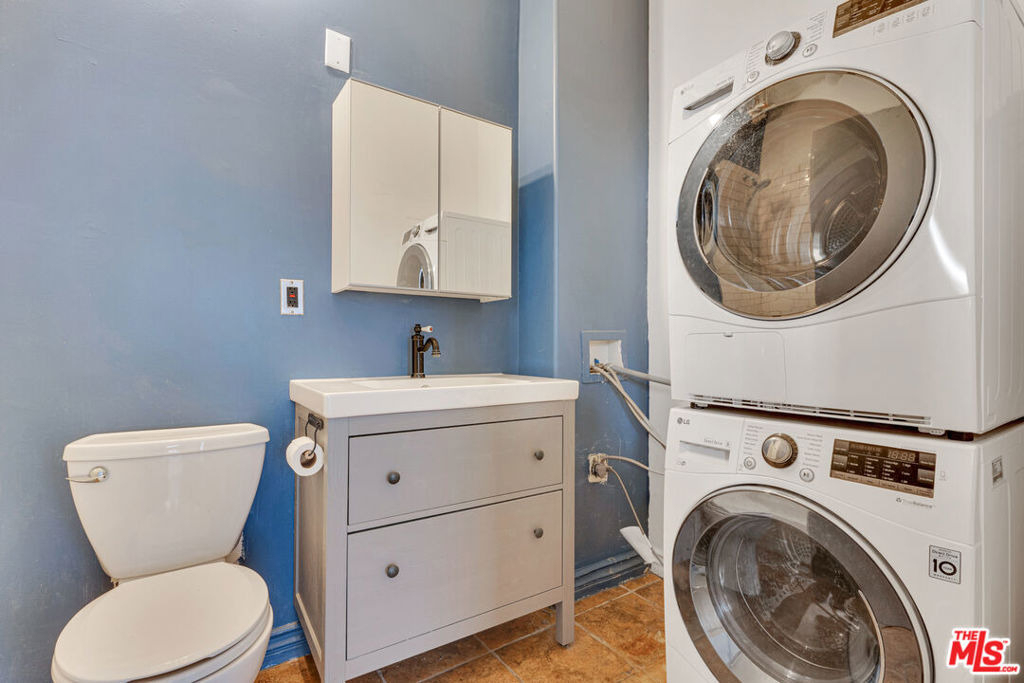 215 W 7th Street - Photo 22