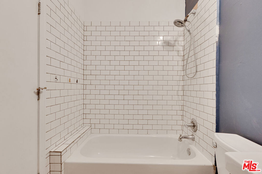 215 W 7th Street - Photo 24