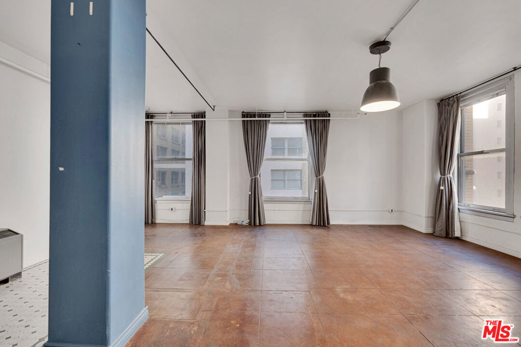215 W 7th Street - Photo 18