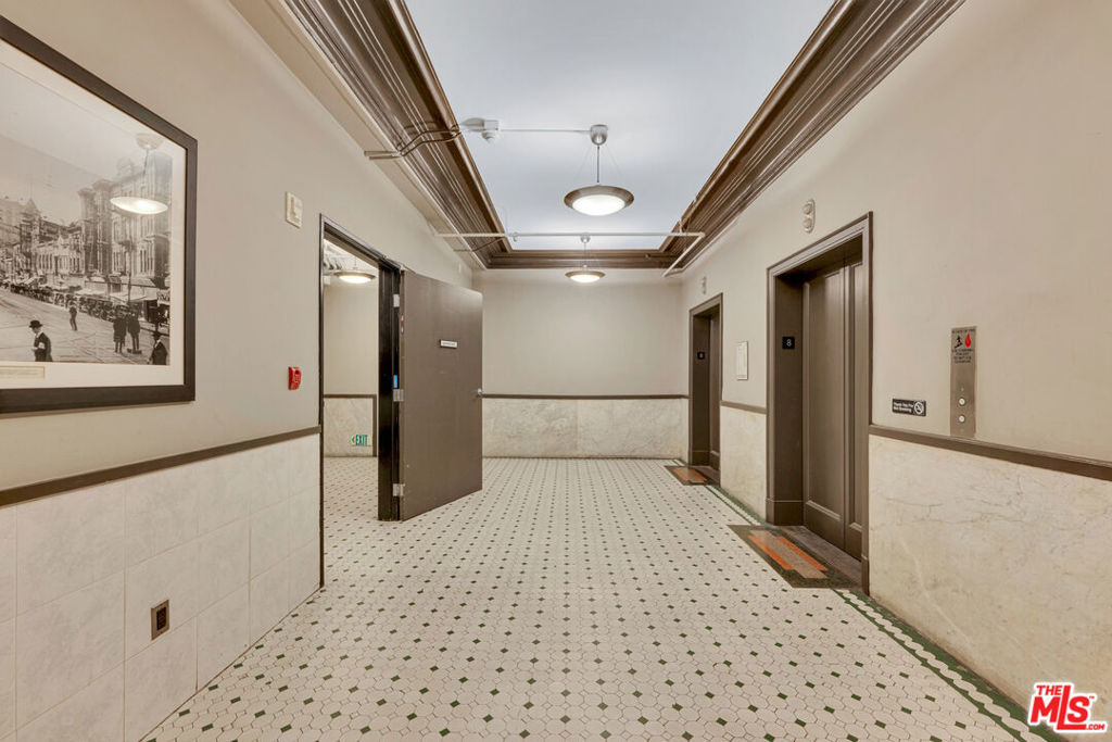 215 W 7th Street - Photo 30
