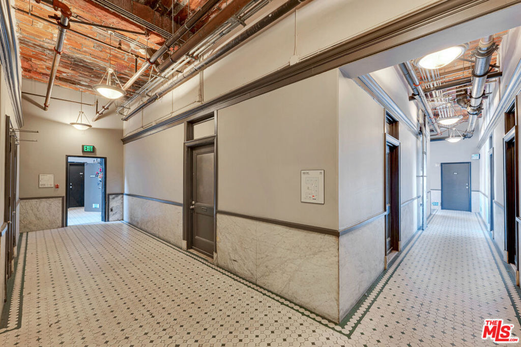215 W 7th Street - Photo 31