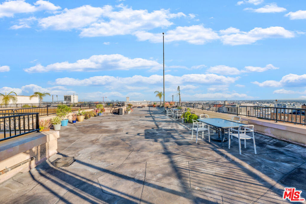 215 W 7th Street - Photo 36