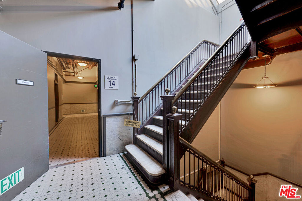 215 W 7th Street - Photo 37