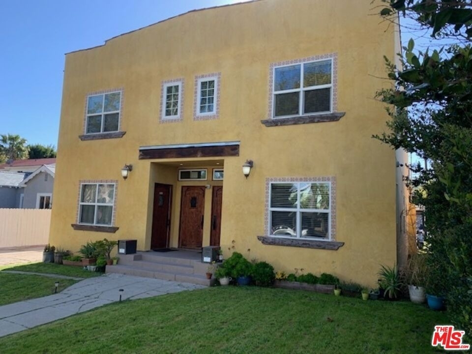 1033 1/2 N Martel Avenue - Photo 0