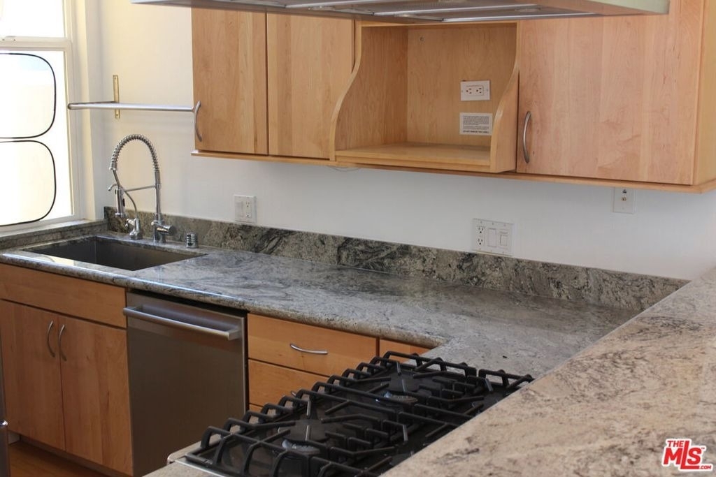 1033 1/2 N Martel Avenue - Photo 3