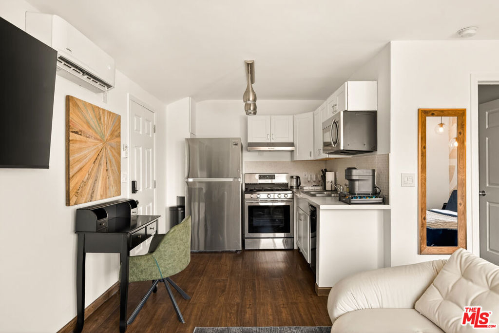 8810 Hollywood Boulevard - Photo 12