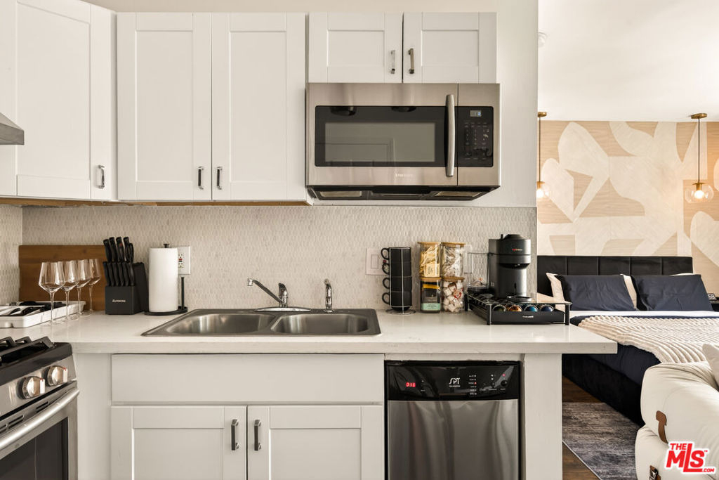 8810 Hollywood Boulevard - Photo 2