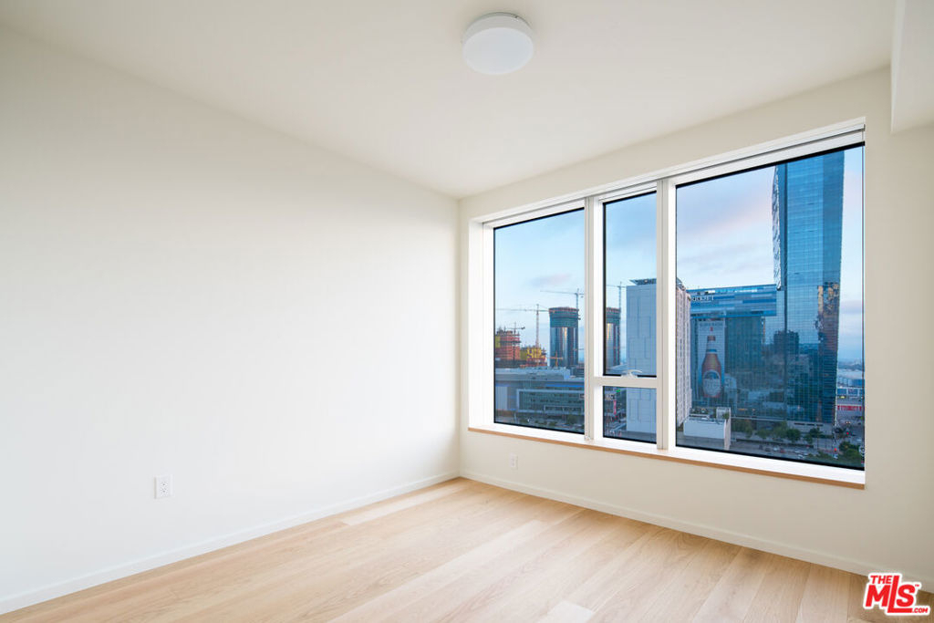 889 Francisco Street - Photo 2