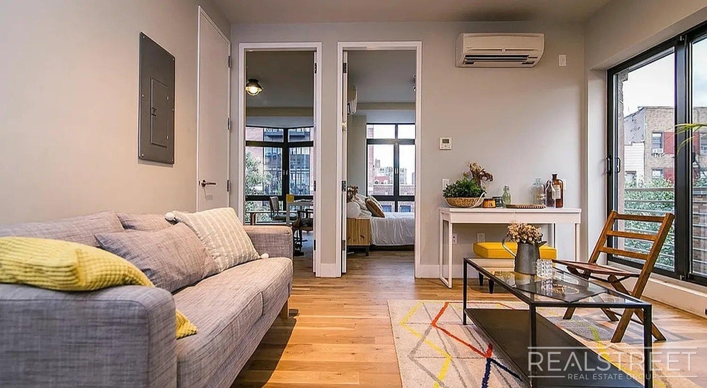 185 Leonard Street - Photo 2