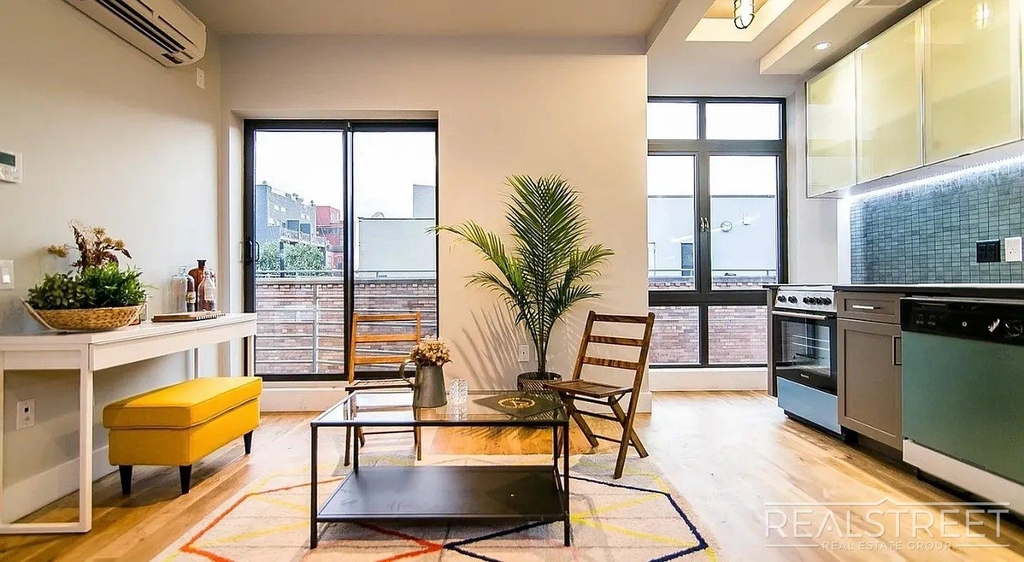 185 Leonard Street - Photo 0