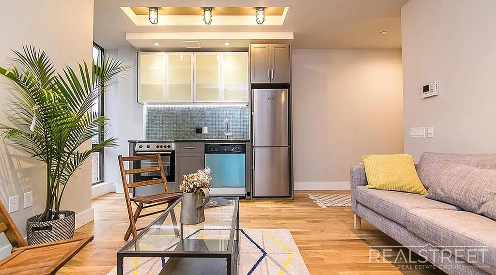 185 Leonard Street - Photo 3