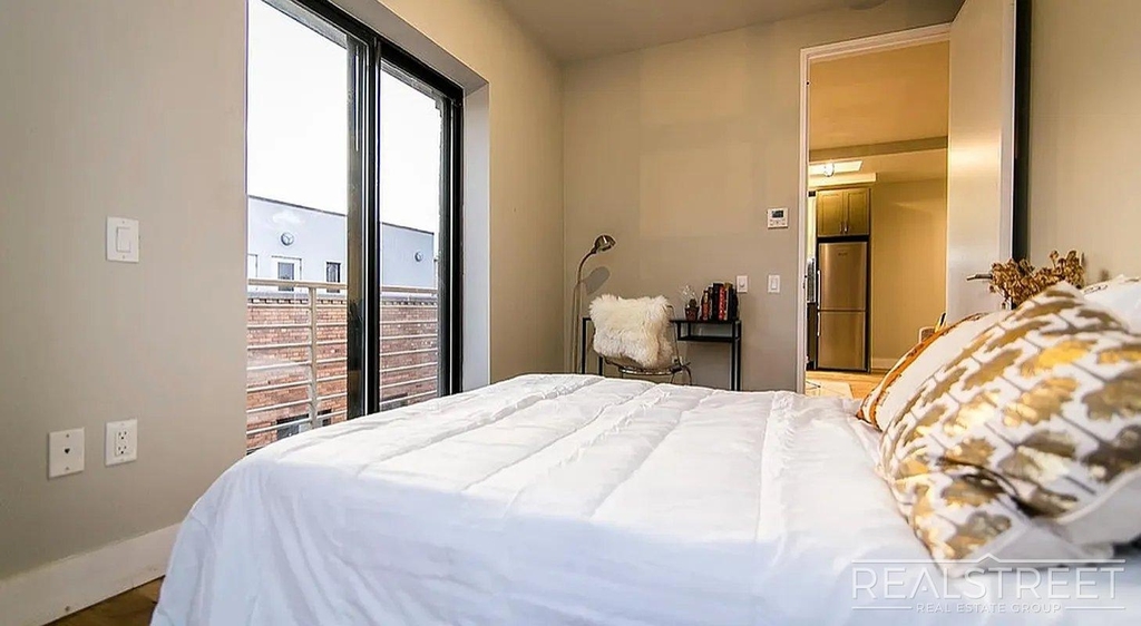 185 Leonard Street - Photo 6