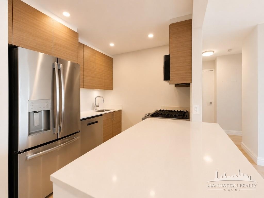 W 48th St - Photo 1