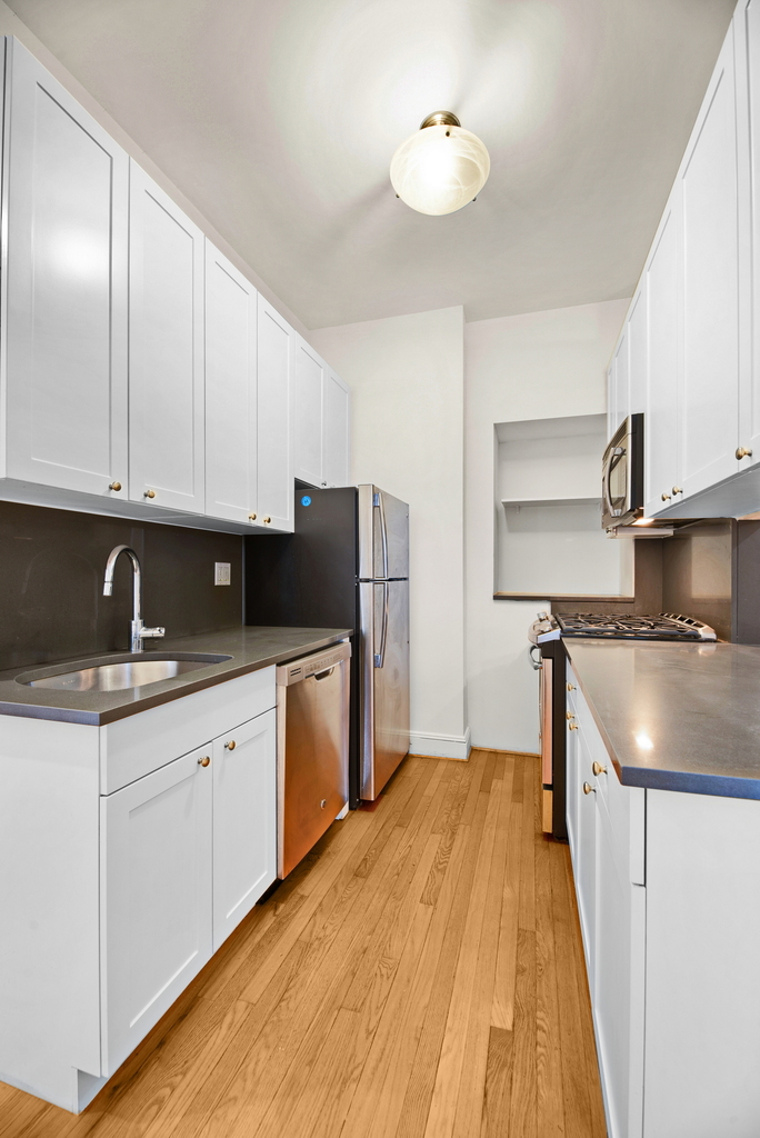 Madison Avenue - Photo 1