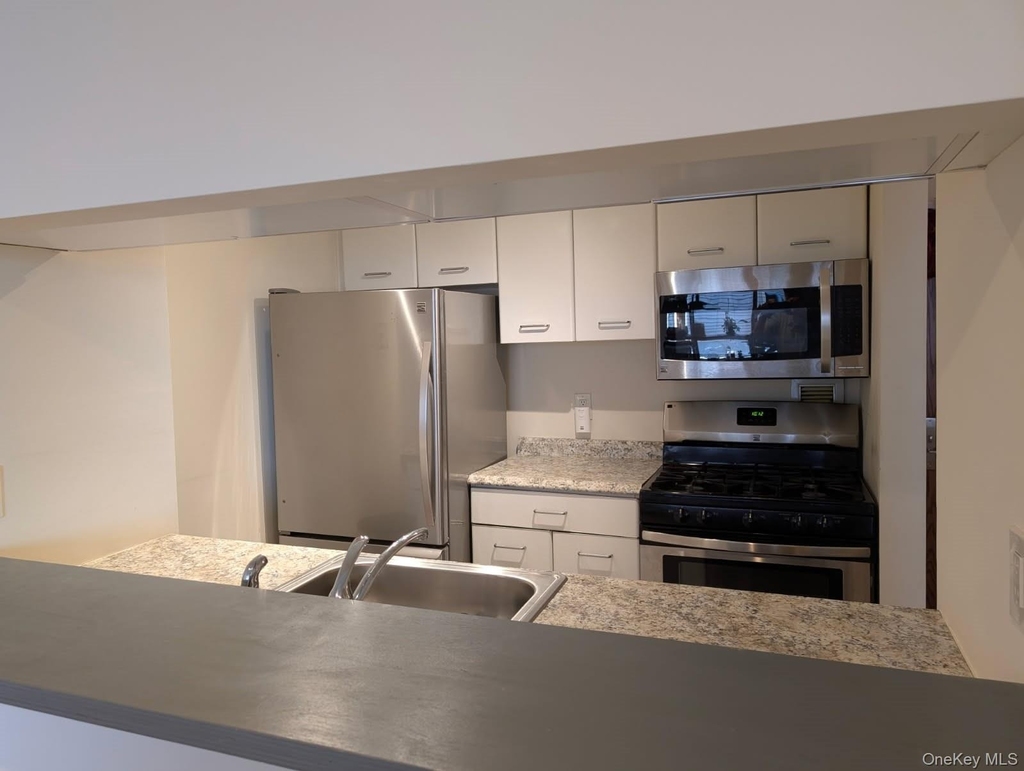 4 Martine Avenue - Photo 12