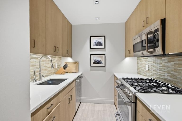 220 E 65th Street - Photo 3