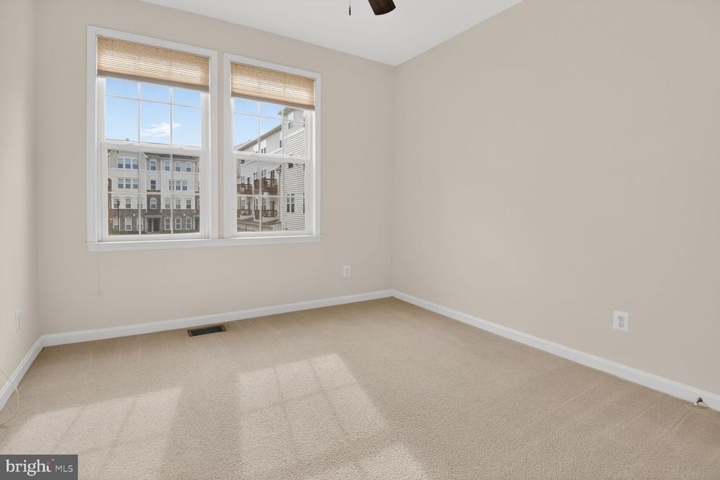 24690 Byrne Meadow Square - Photo 10