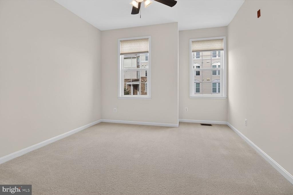 24690 Byrne Meadow Square - Photo 12