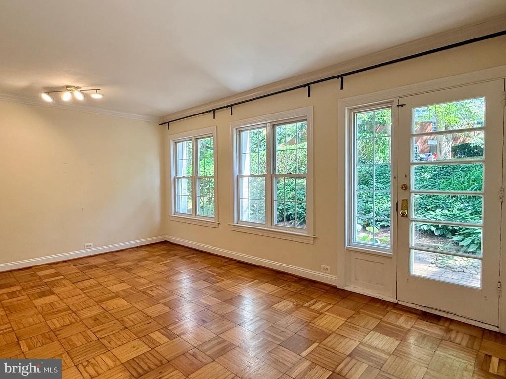 1628 Ripon Place - Photo 2