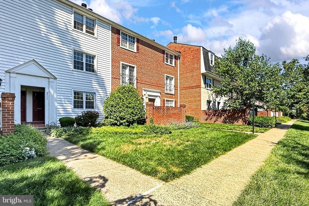 2711 S Walter Reed Drive S - Photo 3