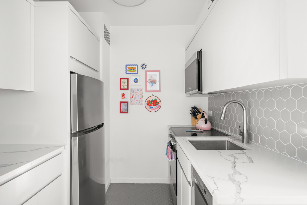 401 East 65th Street - Photo 2