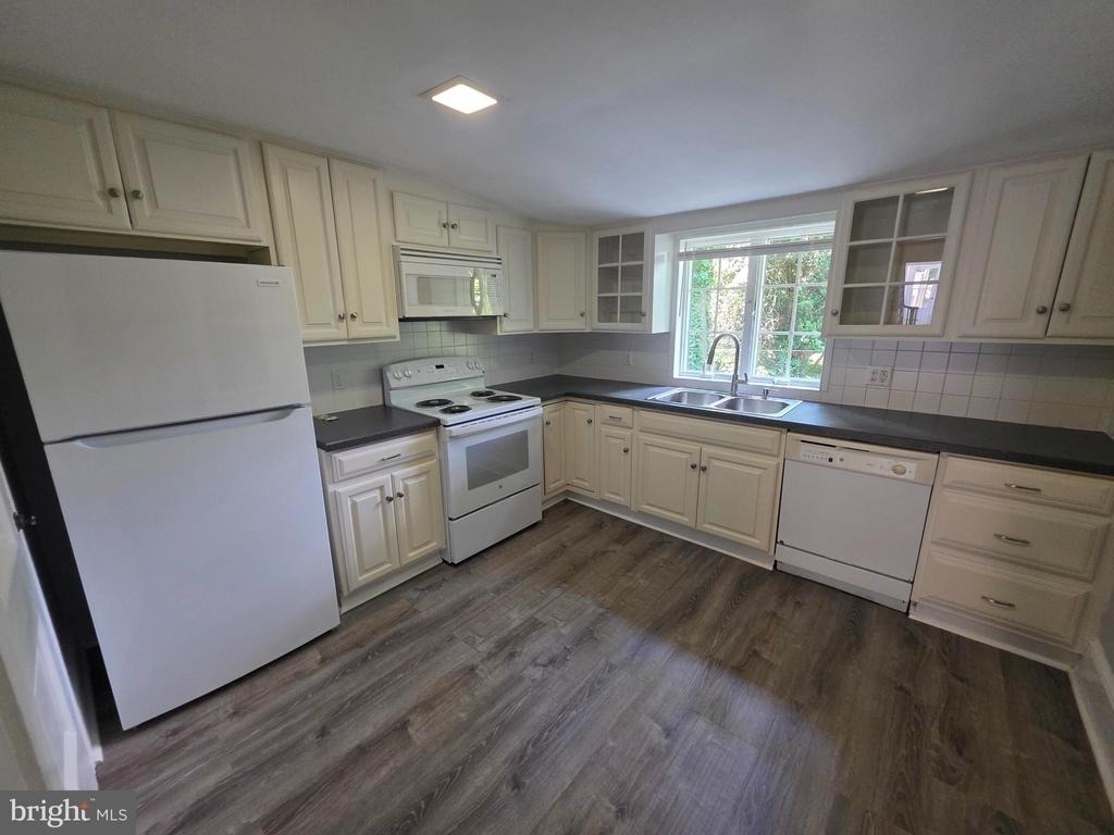 277 E Broadway - Photo 9