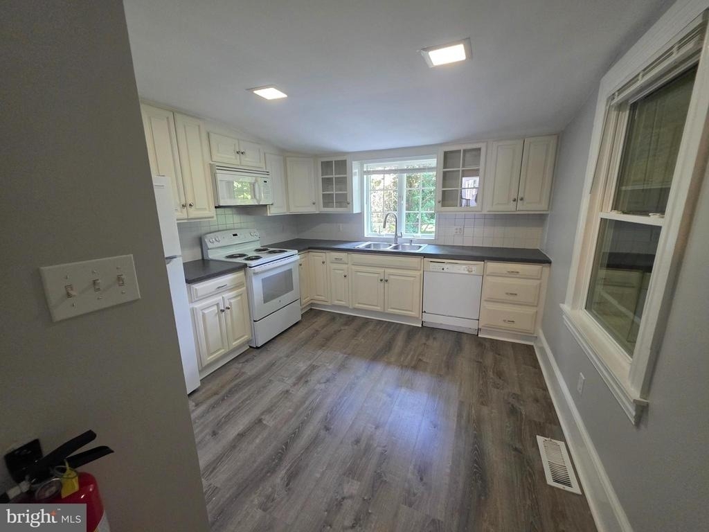 277 E Broadway - Photo 10