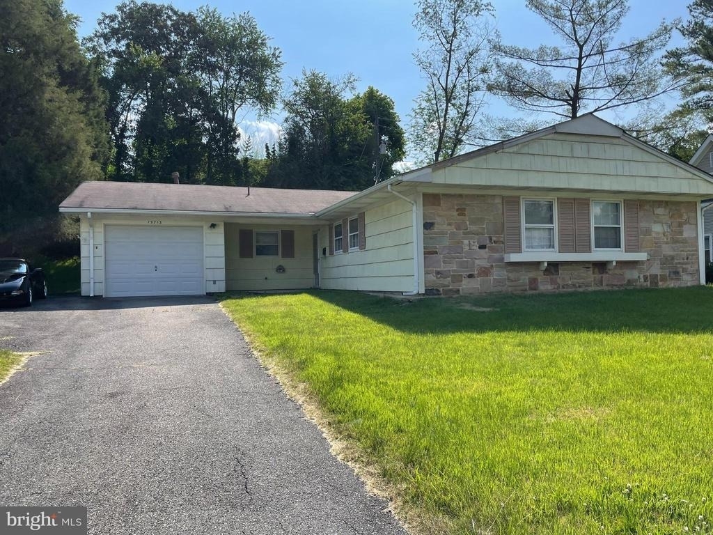 15713 Pointer Ridge Drive - Photo 0