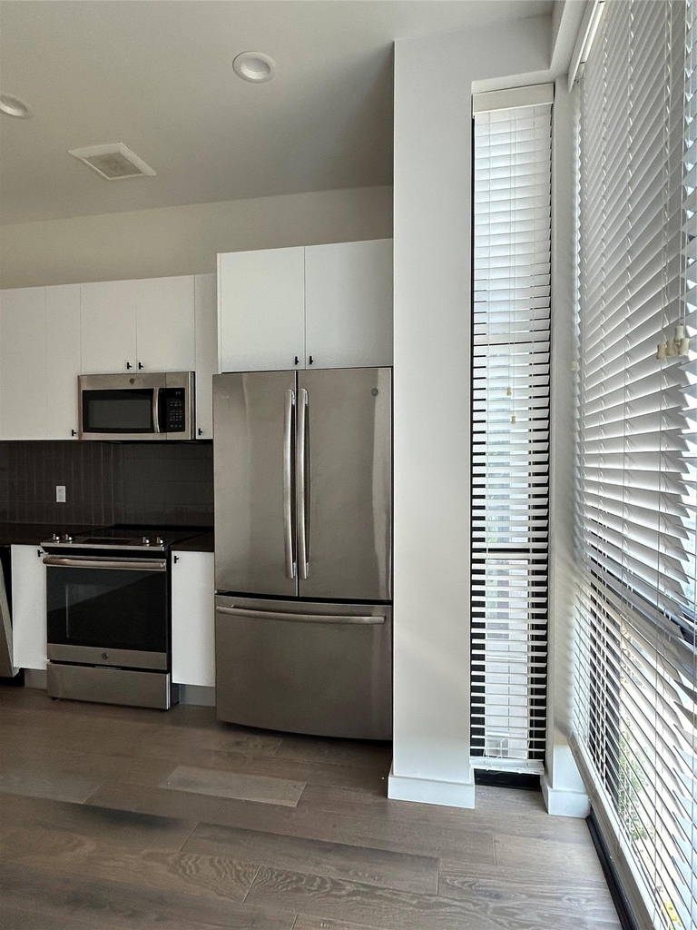 800 Embassy Dr - Photo 2