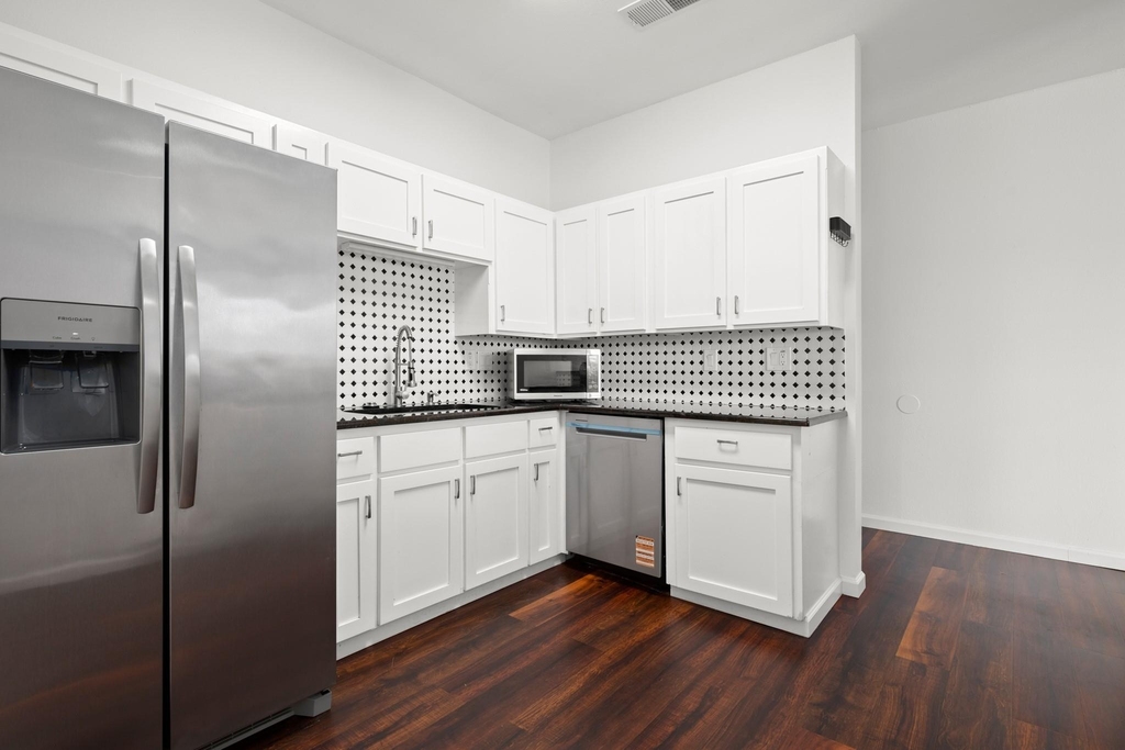 2414 Longview St - Photo 4