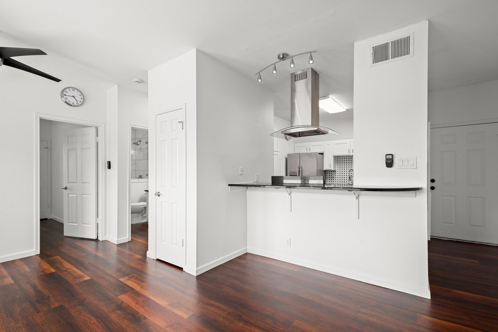 2414 Longview St - Photo 2